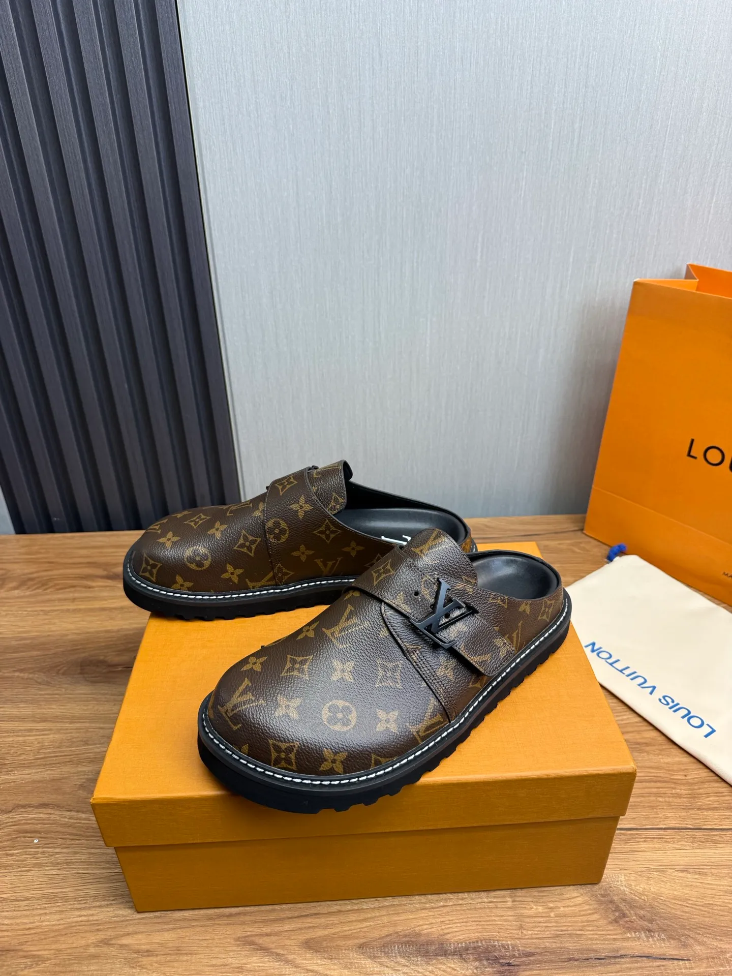 Men's men's shoes 460💰 Lv. Popular couple slippers hot sale🩷💚 🩴Official website one to one production 35-45 sizes 45 46 🉑️Customized!